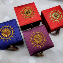 Load image into Gallery viewer, Silk Jewelry Box