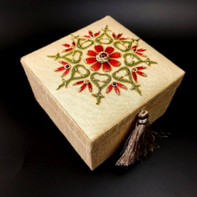 Load image into Gallery viewer, Gold Keepsake Box