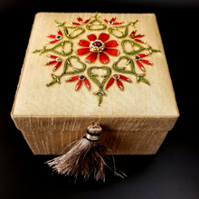 Load image into Gallery viewer, Gold Keepsake Box