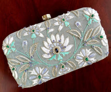 Load image into Gallery viewer, Feminine clutch bag in gray velvet, embroidered with silk lotus flower
