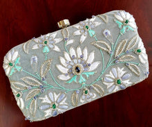 Load image into Gallery viewer, Feminine clutch bag in gray velvet, embroidered with silk lotus flower